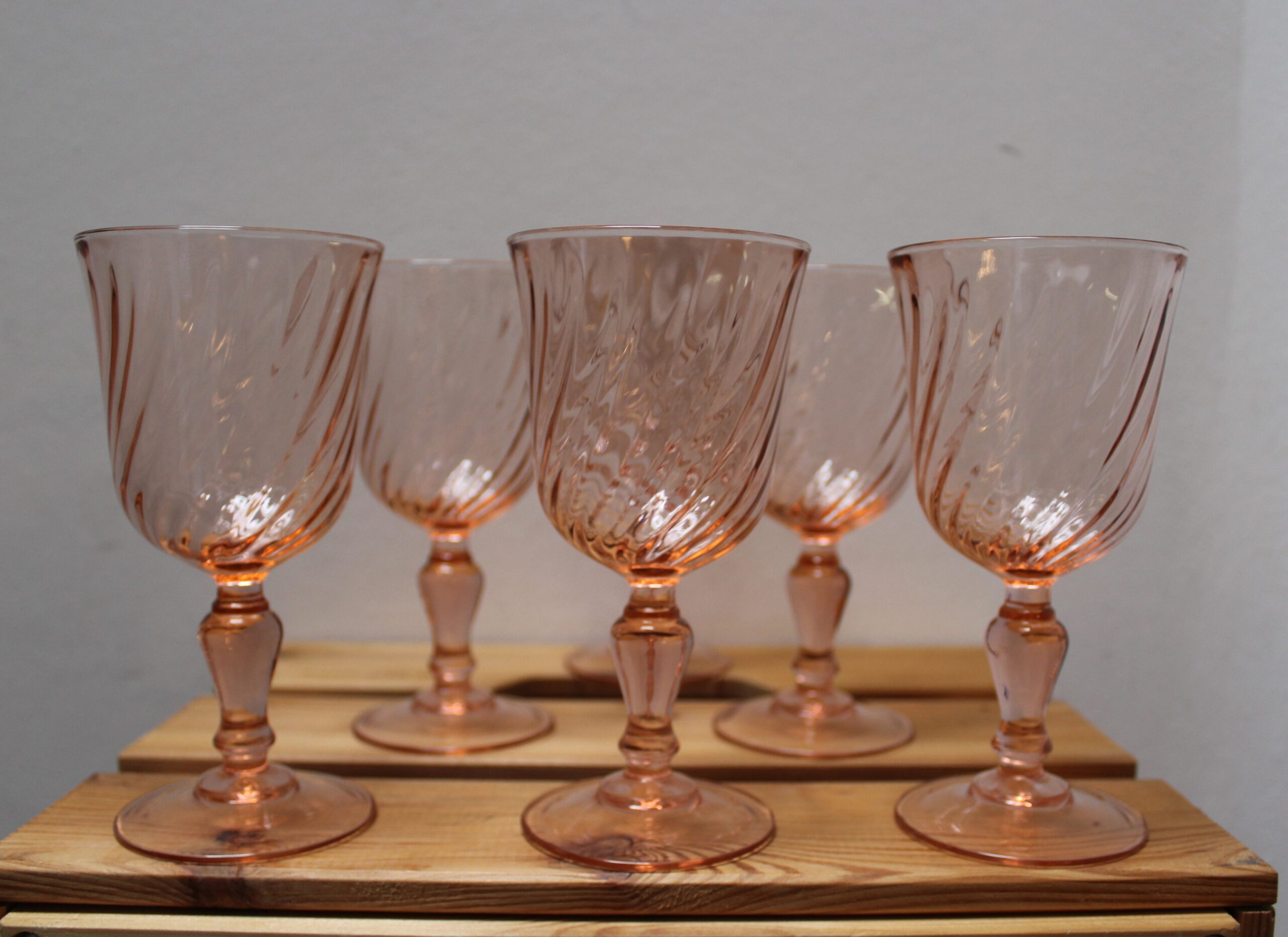 Vintage Rosaline Roze Glazen Wijnglazen, voor rode wijn - BLOSSOM Teastore, 59, 3800 Sint-Truiden 0473/886589 www.blossomteastore.be